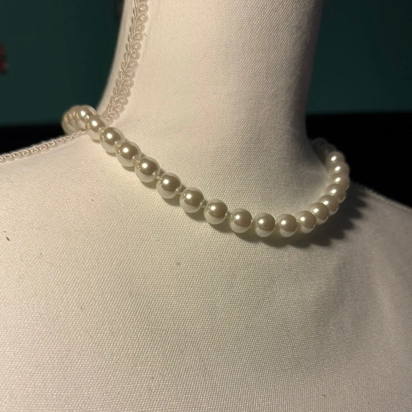 Timeless White Pearl Necklace Choker - Picture 2 of 3